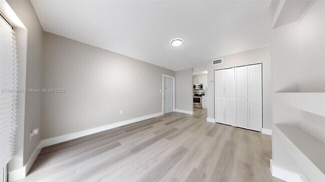 Building Photo - 329 SW 9th Ave