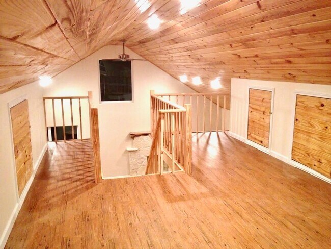 Building Photo - 2/2 w/ Loft - Electric Included!