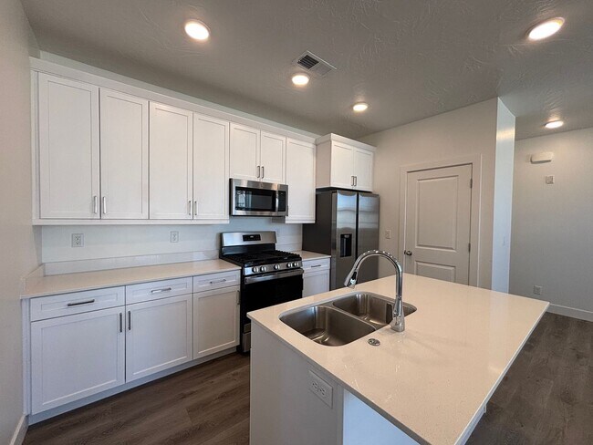 Building Photo - 1 BEDROOM APARTMENT FOR RENT IN DESERT COLOR!