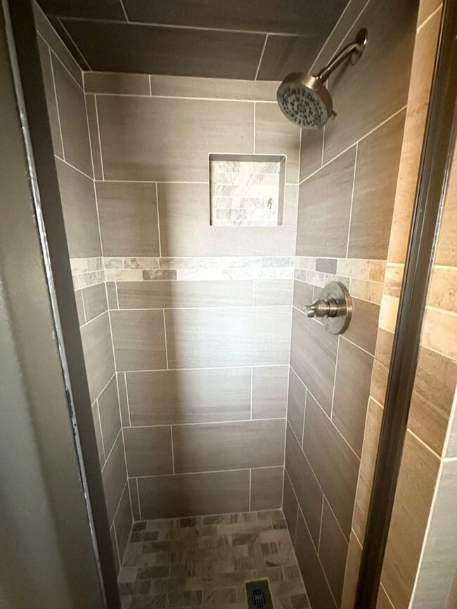 Building Photo - 5 Bedroom 3.5 Bath Ready to Rent ASAP!