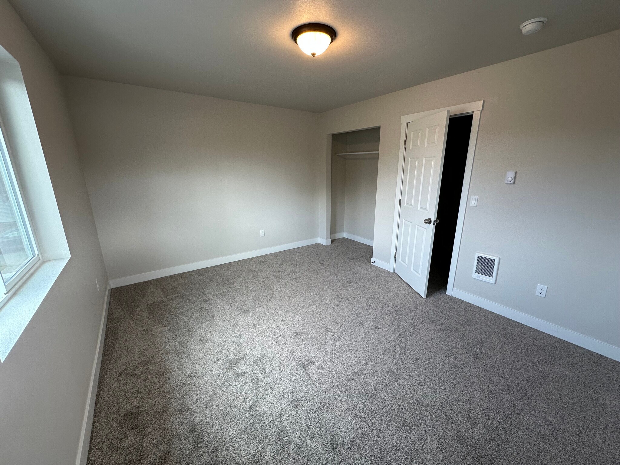 Building Photo - 450 SE Lilly Ave