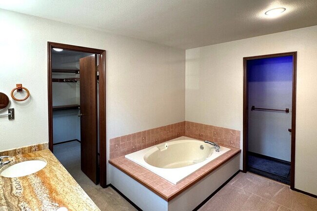 Building Photo - 12941 NE 71st St