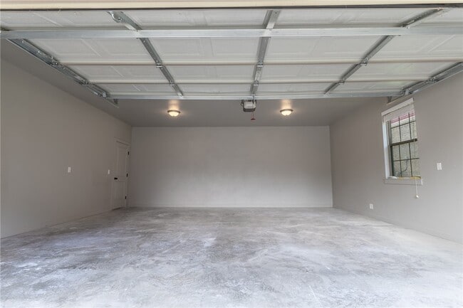 Building Photo - 2805 W Lakewood Dr