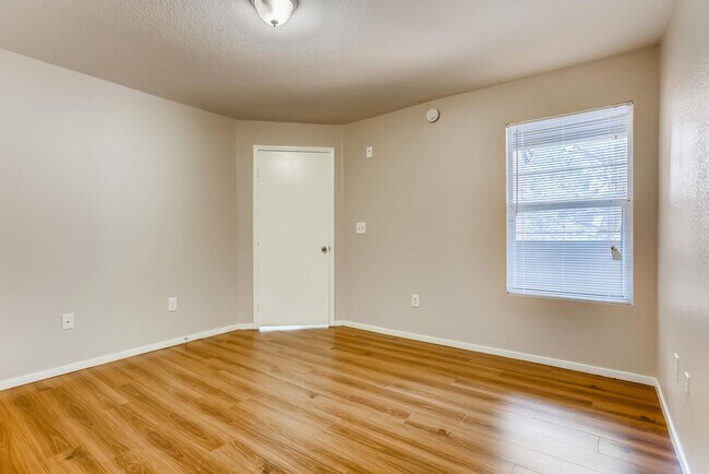 Building Photo - 2nd Floor Condo In Move-in Condition / Gated Southwest Community