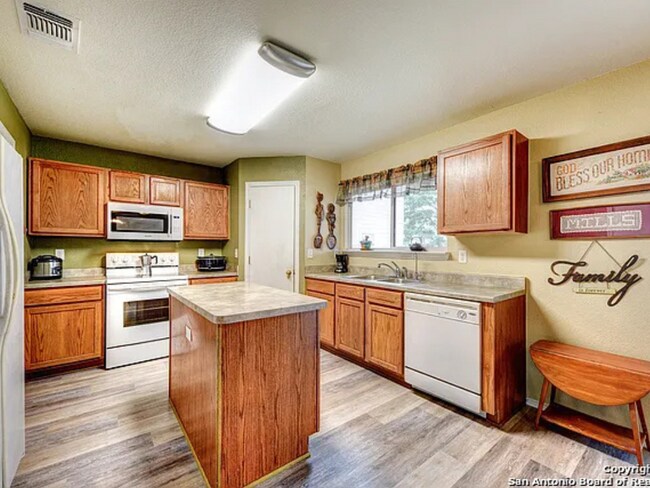 Building Photo - Move-In Ready Home with Fresh Updates & Spacious Layout in Converse