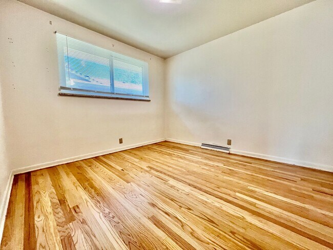 Building Photo - Large Aurora Lynn Knolls Home