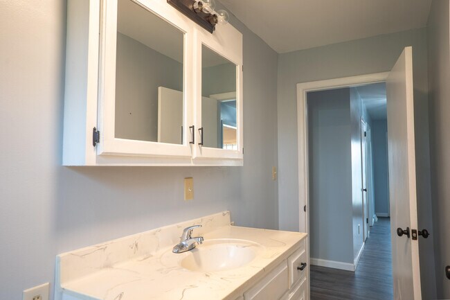 Building Photo - 400 Midland Dr