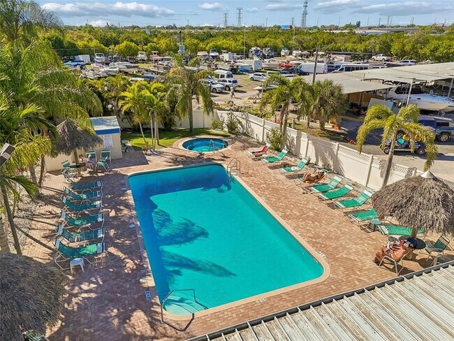 Building Photo - 900 Cove Cay Dr