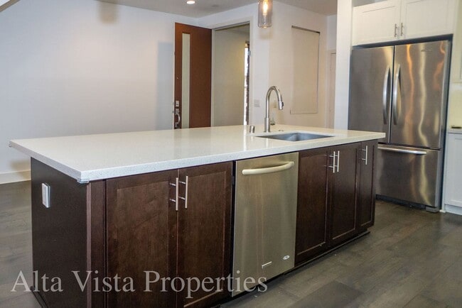 Building Photo - Beautiful Townhome centrally located in Mi...