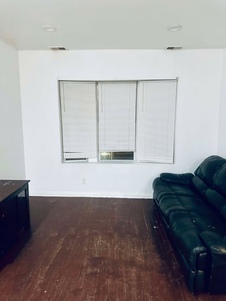 Building Photo - 1640 W 57th St