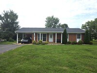 Building Photo - 118 Forest Oaks Dr