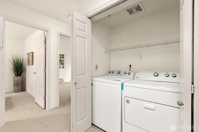 Building Photo - Beautiful 3 Bedroom 2 Bath Condo Newport Way Issaquah