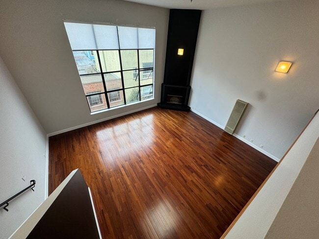 Building Photo - Recently Updated 1BD/1BATH LOFT Located By...