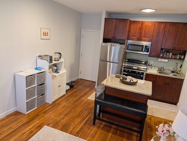 Building Photo - 15 University Rd