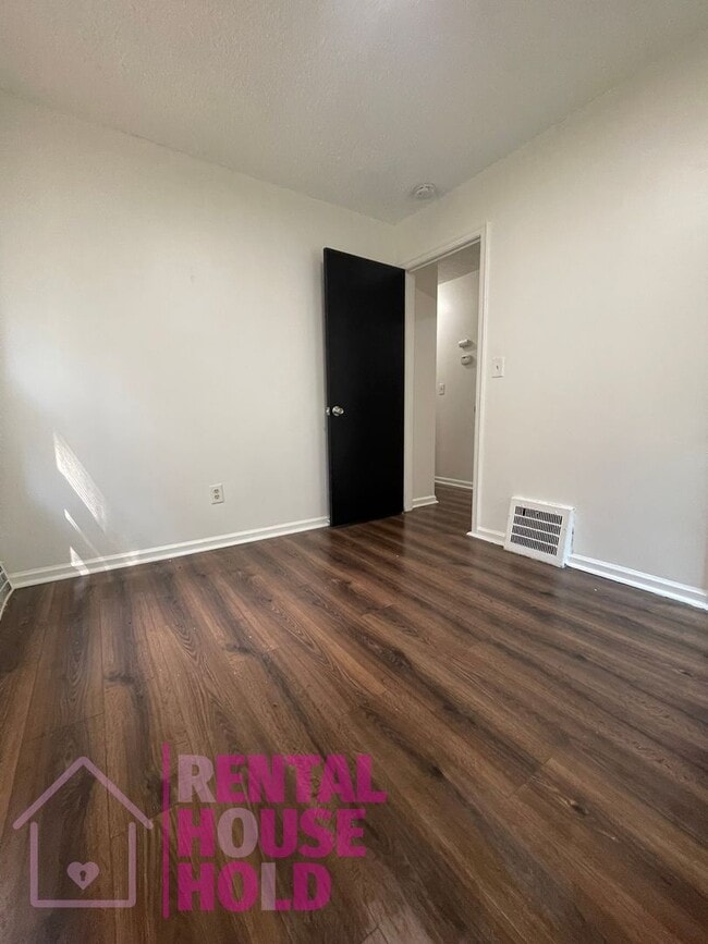 Building Photo - ~ 3 BEDROOM 1.5 BATH~ FREE PRE-SCREEN
