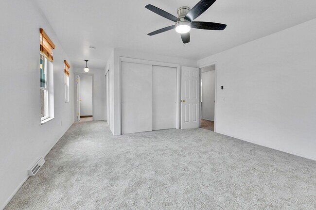 Building Photo - 6824 S Willow St
