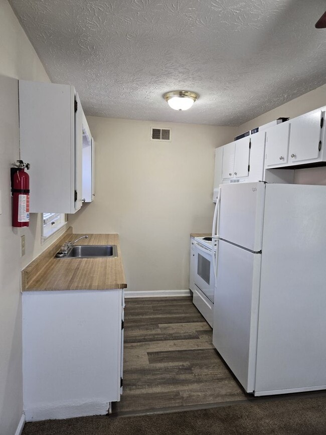 Building Photo - Camelot 2 Bedrooms. 1st Floor Apartment.  ...
