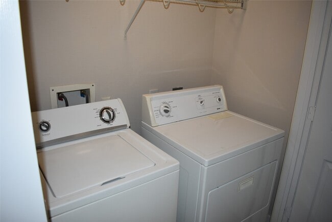 Building Photo - 16048 Limestone Lake Dr