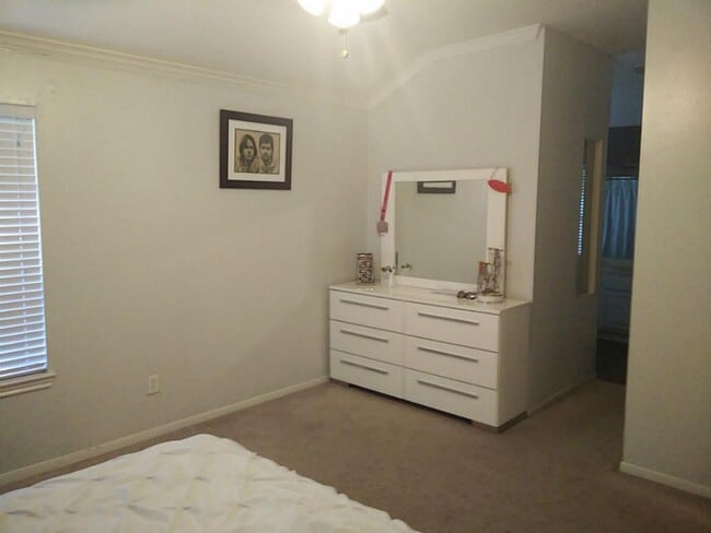 Building Photo - 1111 Peachford Ln