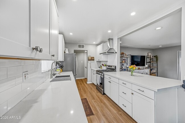 Building Photo - 1831 W Northview Ave