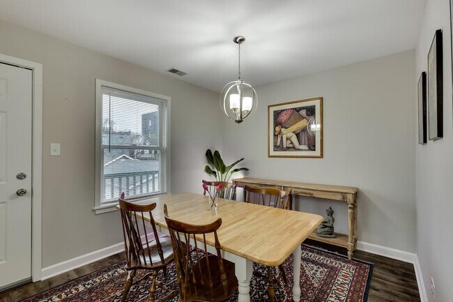 Building Photo - 226 S Hoyne Ave