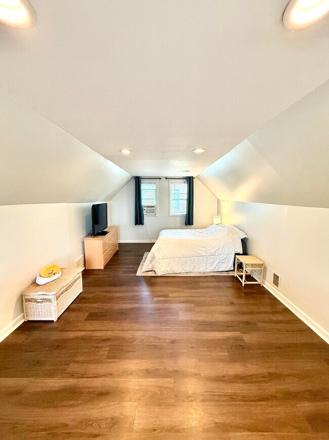 Building Photo - 1828 Thomas Ave