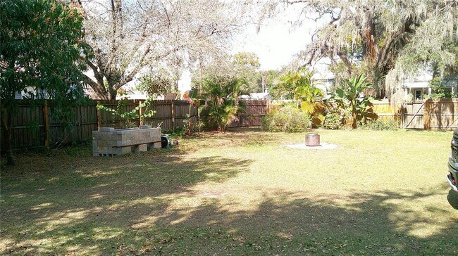 Building Photo - 303 E Plymouth St