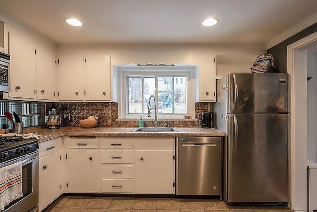 Building Photo - 62 Mt Vernon St