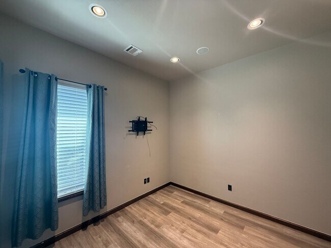 Building Photo - 3 bed plus office, Neighborhood amenities include a neighborhood pond, Pool and playground!