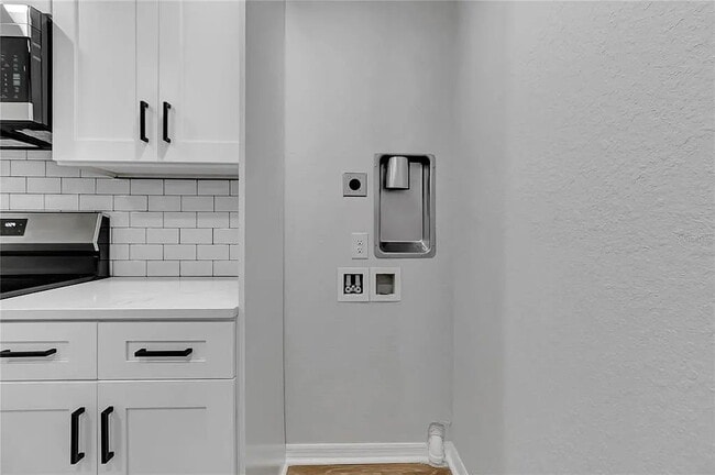 Building Photo - "Charming 2-Bed Duplex Retreat at 770 Scot...