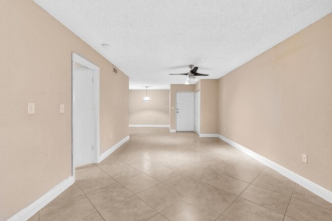 Building Photo - 2831 N Oakland Forest Dr