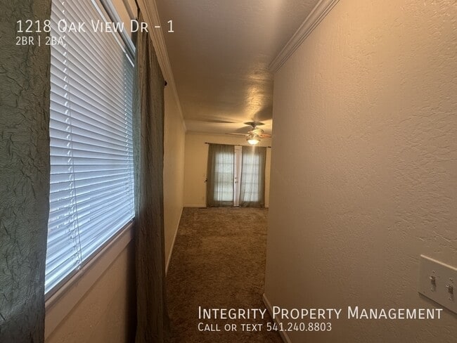 Building Photo - 1218 Oak View Dr