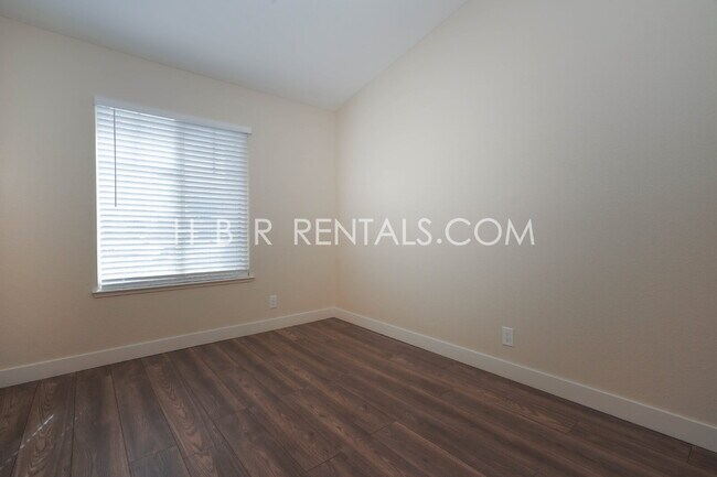 Building Photo - Single Story 3 bedroom home *SOLAR* *POOL*...