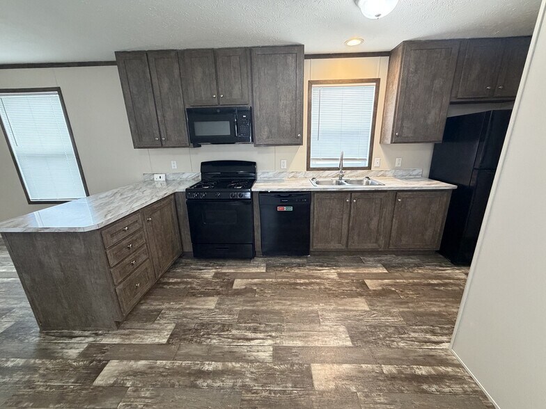 Building Photo - 38070 Ducharme Dr