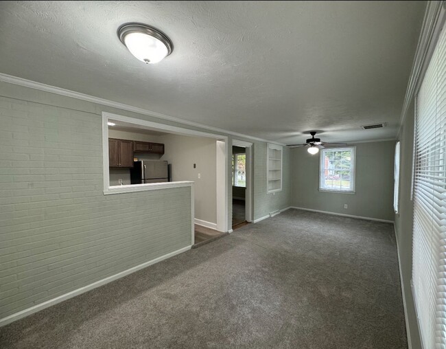 Building Photo - Charming 3 bedroom 1.5 bathroom home with ...