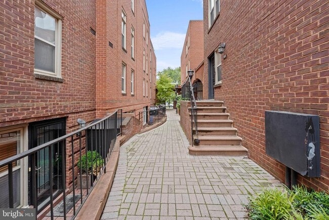 Building Photo - 1475 A St NE