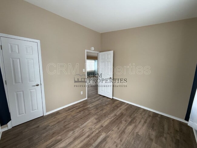 Building Photo - 1004 E Cornell Rd