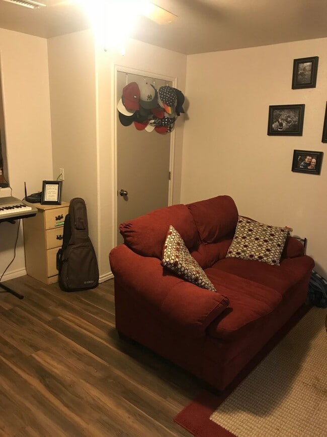 Building Photo - ALL utilities Included 2 Bedroom UNDER $1500