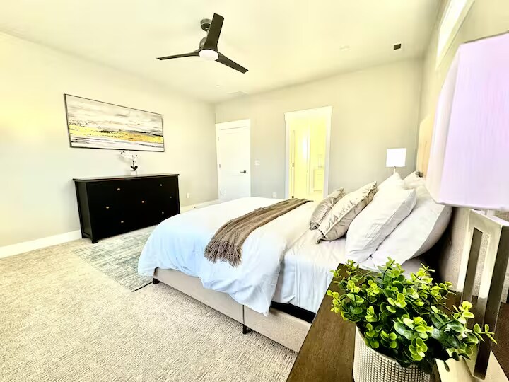 Building Photo - 12100 W Hollandale Dr