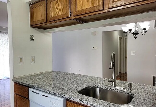 Building Photo - 1302 Commons at Kingswood Dr