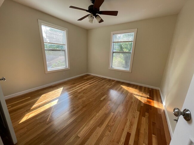 Building Photo - Large, updated 5 BR 2.5 BA in Carrboro, cl...