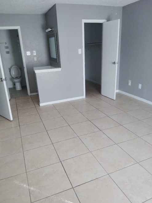 Building Photo - 10110 Forum Park Dr