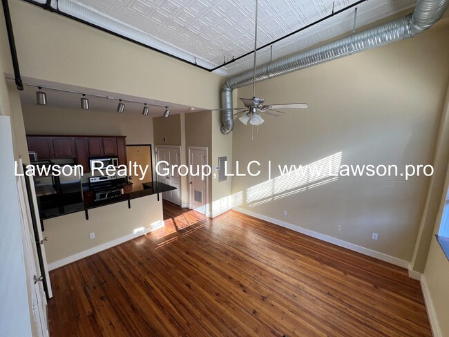 Building Photo - Luxury Apartment in Downtown Roanoke!