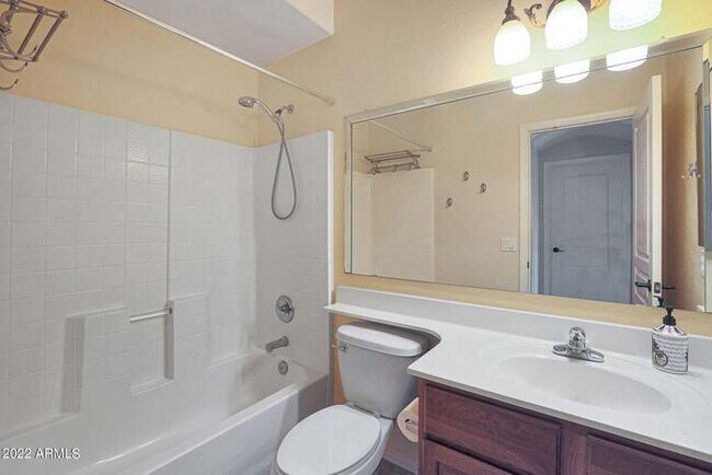 Building Photo - Beautiful 5 bedroom w/pool!