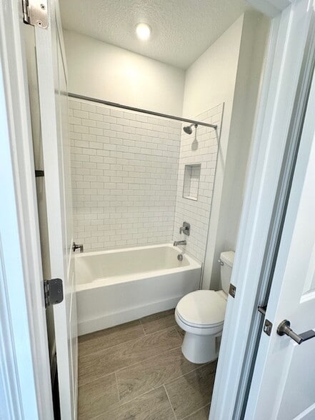 Jack n' Jill Bathroom - 11687 74th Cir E