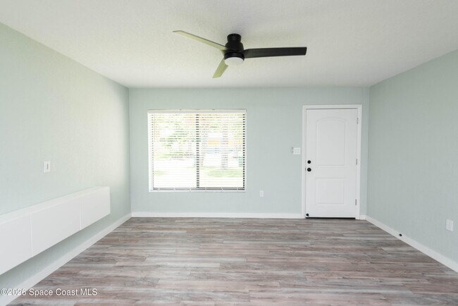 Building Photo - 347 S Lakeside Dr