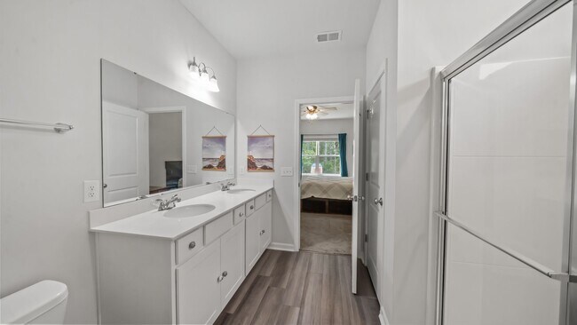 Building Photo - Beautiful 4-Bedroom Home in The Commons Featuring a Convenient Floor Plan