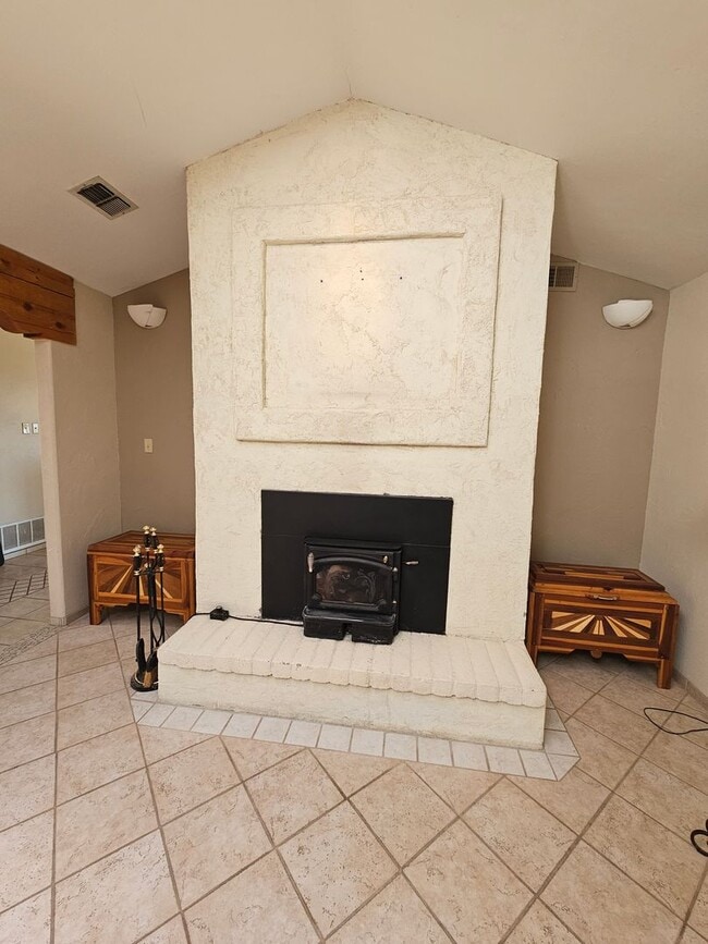 Building Photo - Unique location, breathtaking views, wonde...