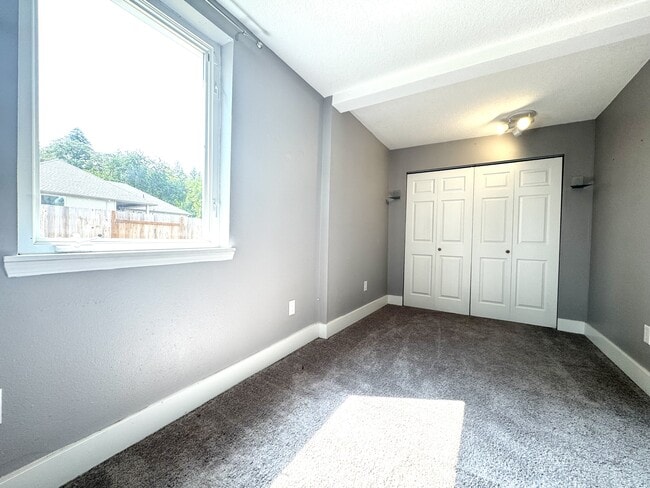 Building Photo - 6543 SE Borwick St