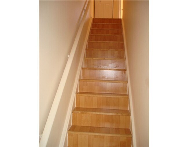 Building Photo - Townhome 2 Bedroom 2.5 Bathroom and fenced...